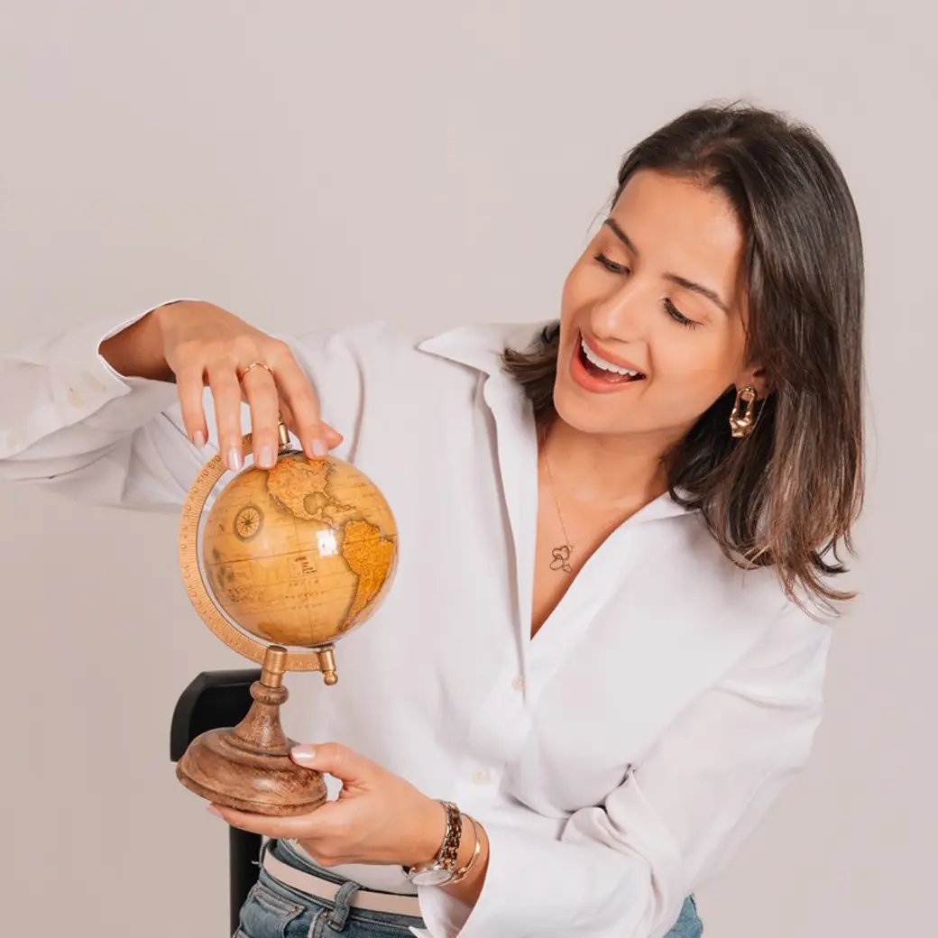 Taty, do Mapa Carimbado, segurando um globo